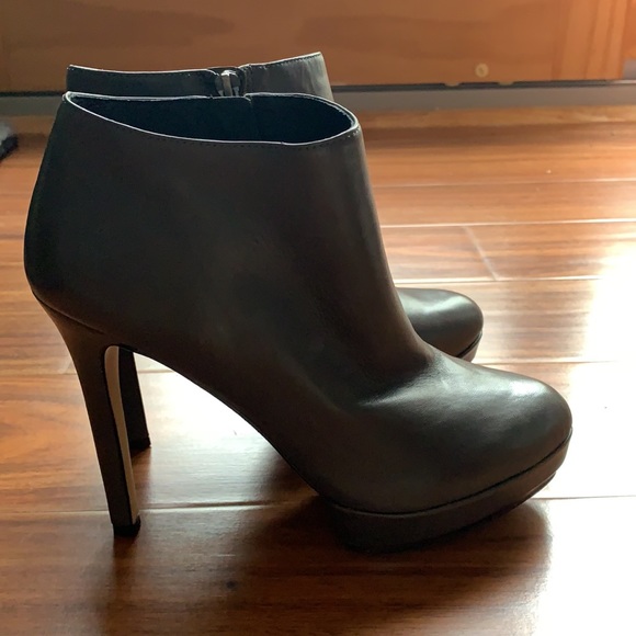 VINCE CAMUTO - NWOT Nappa Soft Leather Platform Heels in Davy’s Gray - Picture 2 of 9